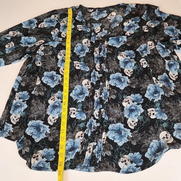 Torrid women size 3 ( 22-24) pintuck button front blouse Skull Floral - Picture 14 of 15